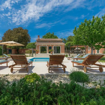 Dom wakacyjny Bernard By Interhome